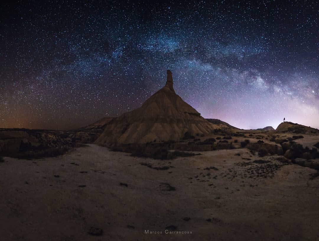 Castildetierra, en las Bardenas Reales, bajo la Vía Láctea